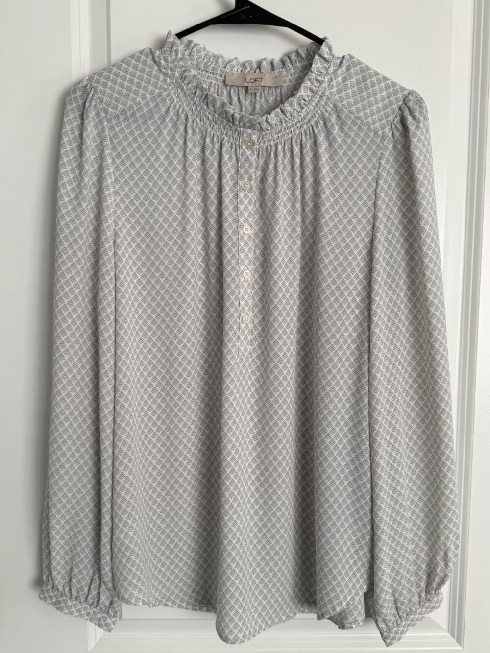 LOFT Women’s Medium Sage Green White Geometric Print Ruffle Neck Long Sleeve Blo